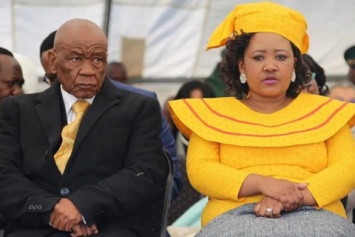 Премьер-министру Лесото предъявили обвинение в убийстве жены