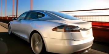 Народные умельцы взули Илона Маска: кусок изоленты парализовал электромобиль Tesla