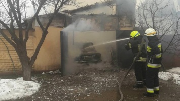 В Днепре вместе с гаражом дотла сгорел ВАЗ: мужчину забрала скорая