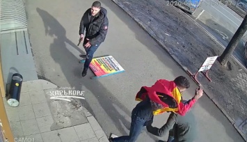 Вооруженнный иностранец разгуливал по Харькову (видео)