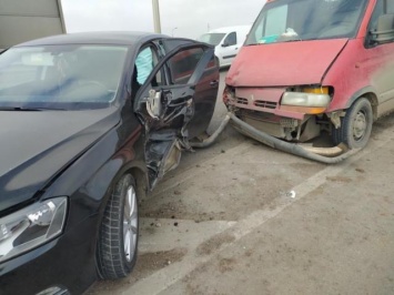 В Симферополе водитель Volkswagen попытался развернуться на дороге и спровоцировал ДТП (ФОТО)