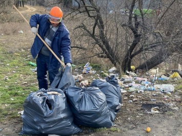 Портовики собрали более 200 мешков мусора с обочин дороги