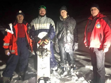 Спасатели нашли сноубордистов, заблудившихся в туманных Карпатах