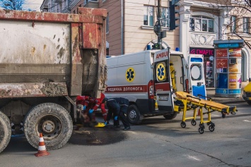 Видео момента ДТП: в центре Днепра грузовик переехал мужчину