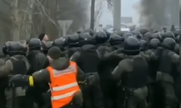 Украина опозорилась на весь мир диким бунтом в Новых Санжарах: фото