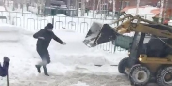 На видео попала драка сибиряка со снегоуборочным трактором