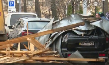 Украину накроет сильнейший шторм: прячьте автомобили и обходите деревья