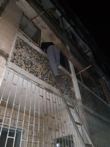 В Кривом Роге пожилой мужчина пытался залезть в собственную квартиру через балкон, но едва не сорвался вниз