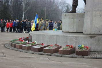 На Площади Героев в Кривом Роге возложили цветы в память о Небесной Сотне, - ФОТО
