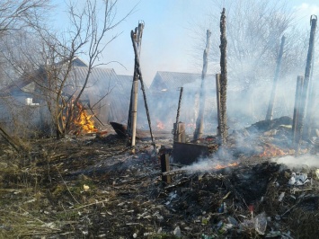 На Николаевщине неаккуратно сжигали мусор и едва не сожгли дом (ФОТО)