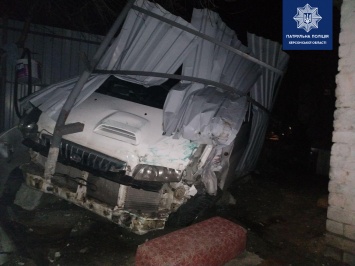 Двойной удар: водитель «Хюндая» протаранил забор и автомобиль херсонца