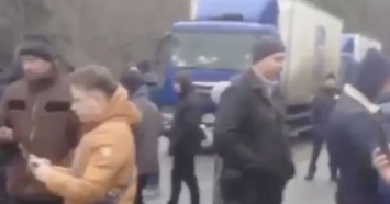 Под Харьковом несогласные жители перекрыли трассу на Симферополь