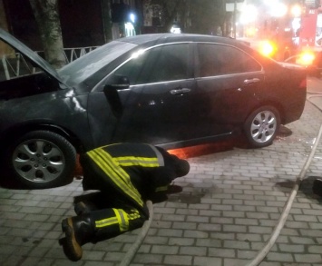 Ночной автопожар на проспекте Ушакова в Херсоне