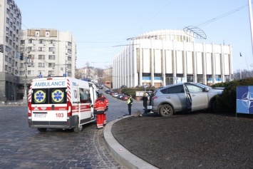 В центре Киева девушка и таксист устроили эпическое ДТП: фото