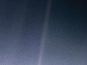«Бледно-голубая точка»: в НАСА показали фото Земли на расстоянии шести миллиардов километров