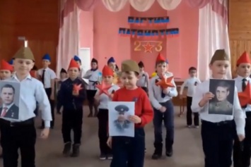С ''Гиви'' и Захарченко в руках: украинцев ужаснуло зомбирование детей в ''ДНР''