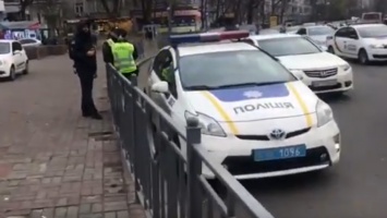 Вся жизнь пронеслась перед глазами: в Киеве неадекват на полной скорости снес остановку с людьми (фото, видео)