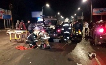 На Днепропетровщине столкнулись Chery и Toyota: пятеро пострадавших, есть погибшие