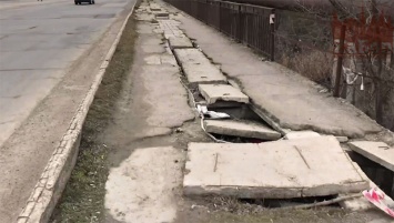 В Запорожье горожан возмутило состояние моста на Набережной (видео)