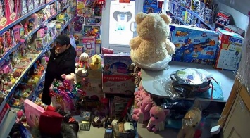 В одном из спальных районов Запорожья ограбили магазин игрушек (ФОТО)