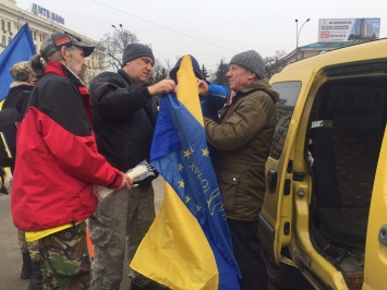 В Новые Санжары отправилось шесть машин и более 20 харьковских активистов (видео)