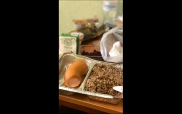 Свекольный салат и гречка: украинцы рассказали, как их кормят в Новых Санжарах (ВИДЕО)