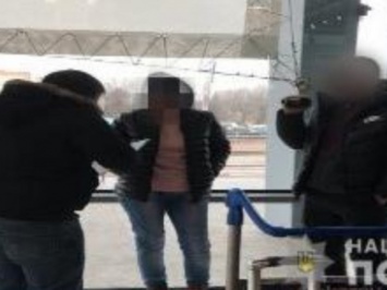 Вербовала девушек для оказания сексуальных услуг в Турции: В аэропорту Харькова задержали сутенершу (ФОТО)