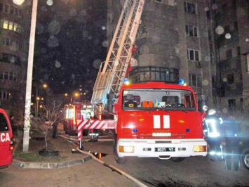 Мощный пожар в одесской многоэтажке: людей массово эвакуировали