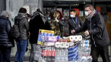 Паника в Италии: люди массово скупают продукты и маски
