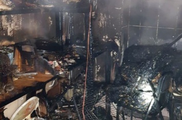 Пожар в гостинице на Закарпатье: постояльцев выносили на руках из горящего здания