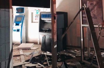 В Киеве взорвали отделение банка: ФОТО и ВИДЕО с места ЧП