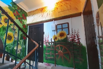 Житель Кривого Рога превратил подъезд многоэтажки в картинную галерею