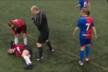 В чемпионате Шотландии футболистка вывихнула колено, но кулаком вправила его на место и доиграла матч до конца