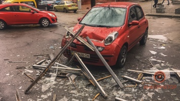 В Днепре на Жуковского часть балкона упала на припаркованный Nissan
