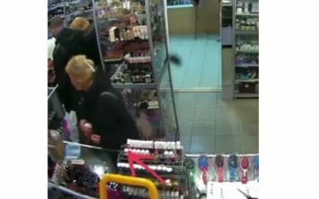 В Херсоне воровка попалась на камеру наблюдения магазина