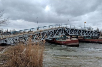 В Николаеве часть пешеходного моста не прошла испытание непогодой
