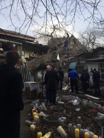 На одесской Молдаванке дерево рухнуло на дом и заблокировало женщину в квартире