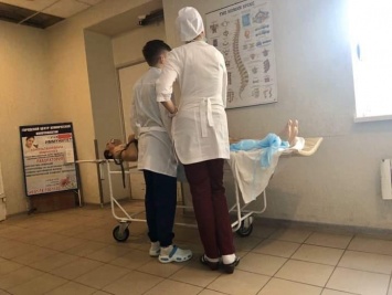 Бросили в коридоре замерзать: сеть возмутила выходка врачей с больным в Харькове