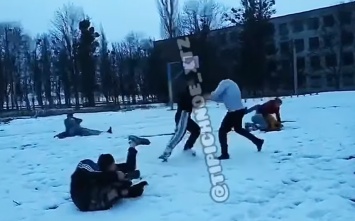 "Стенка на стенку": в Харькове произошла массовая драка между подростками (видео)