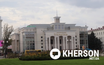 Что не так с фонарями кинотеатра "Украина" в Херсоне