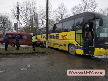 В Николаеве пассажирская маршрутка протаранила рейсовый автобус: есть пострадавшие