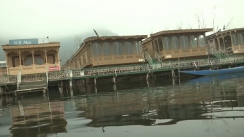 Плавучие отели в Кашмире привлекают туристов скидками (видео)