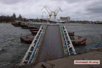 Непогода в Николаеве: ветер оторвал мост через Ингул и сдул мусор с городской свалки
