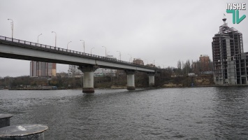 В Николаеве из-за шторма перекрыли Ингульский и Варваровский мосты ждя грузовиков