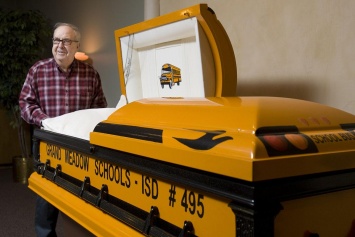 Водителя школьного автобуса из Миннесоты похоронили в гробу в виде автобуса (фото)