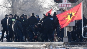 Канадская полиция разогнала протестующих, блокировавших железную дорогу