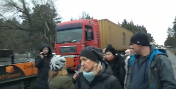 Главное за 24 февраля: силовики подняты по тревоге - Киев заблокирован, экстренное обращение Гончарука, пенсий не будет, удар по доллару, дикий ураган