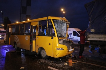 В Киеве произошло серьезное ДТП с участием маршрутки (видео)