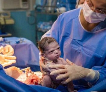 Новорожденная стала интернет-сенсацией из-за мрачного выражения лица