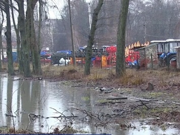 На Киевском шоссе сломался коллектор: под домами образовались озера из нечистот
